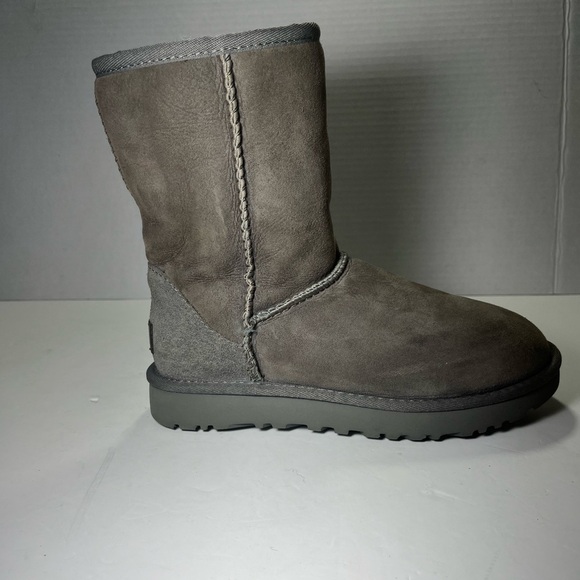 UGG Boots - Picture 1 of 6